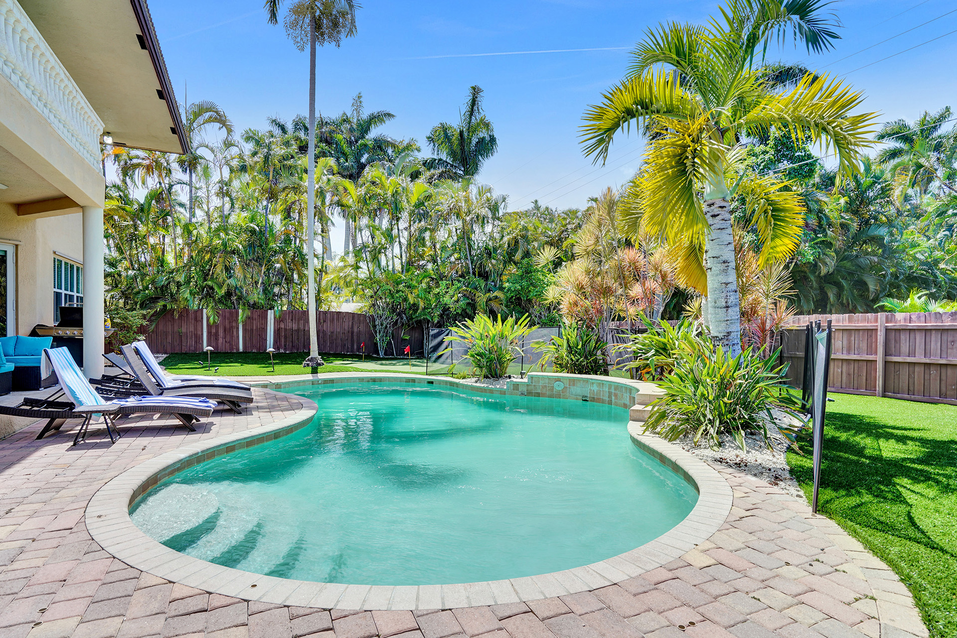 Hollywood Home 978815