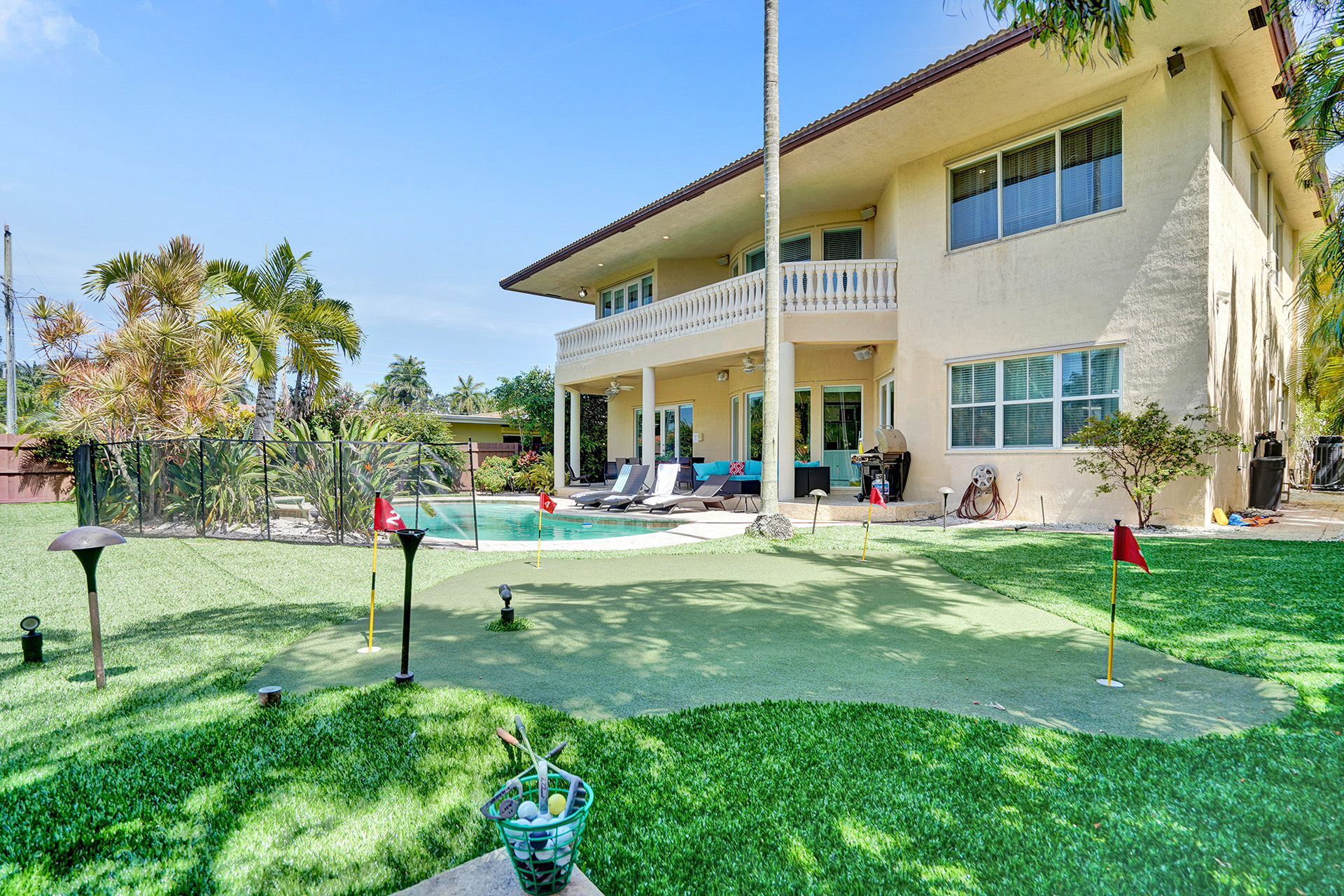 Hollywood Home 978815