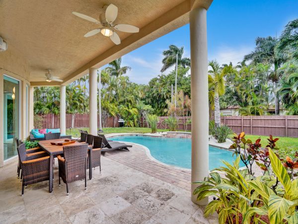 Hollywood Home 978815
