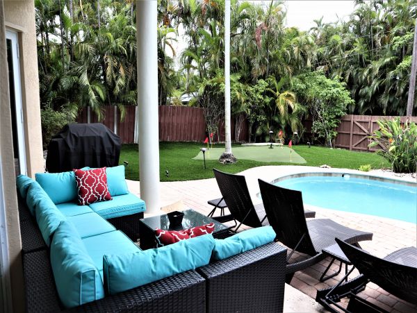 Hollywood Home 978815
