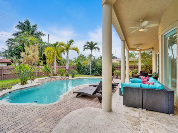 Hollywood Home 978815