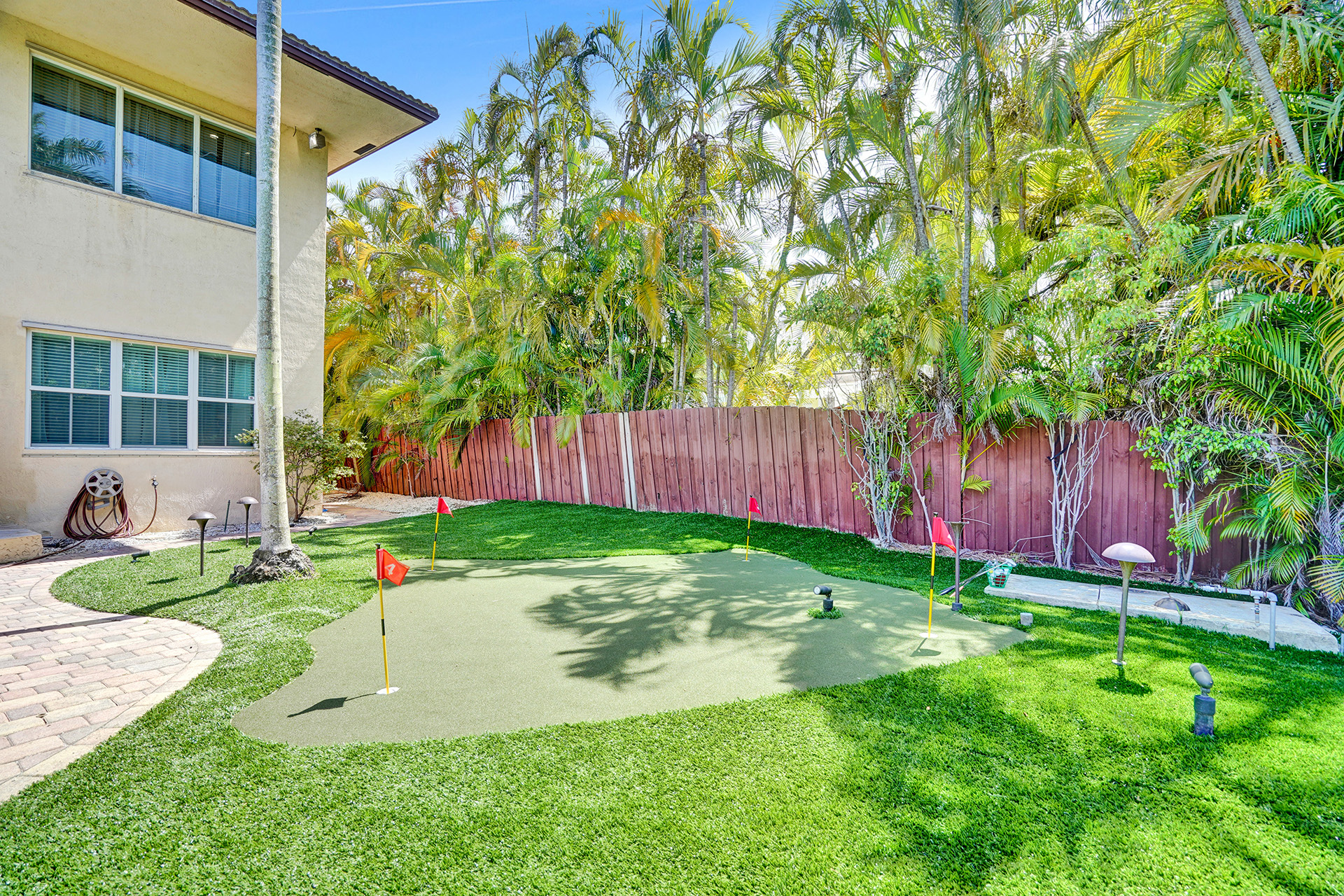 Hollywood Home 978815
