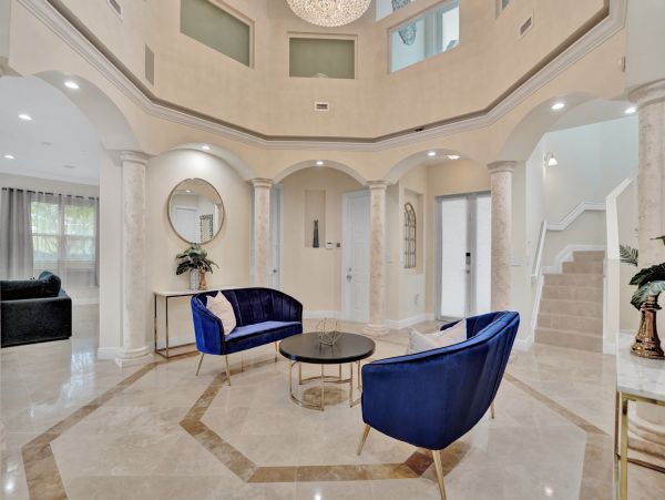 Hollywood Home 978815