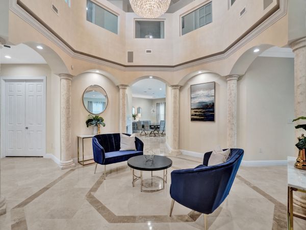 Hollywood Home 978815