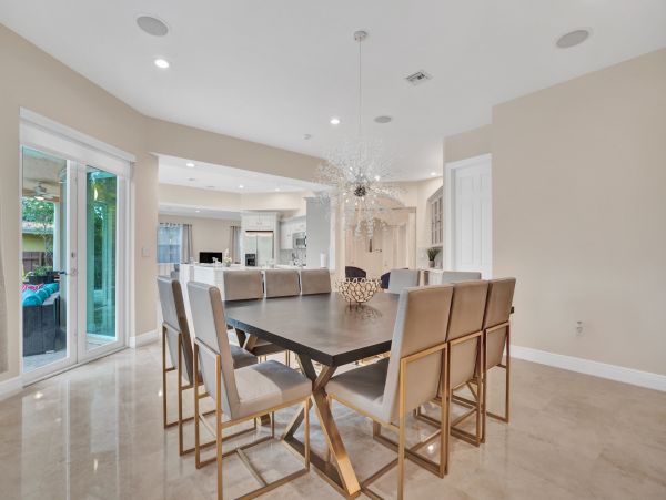 Hollywood Home 978815