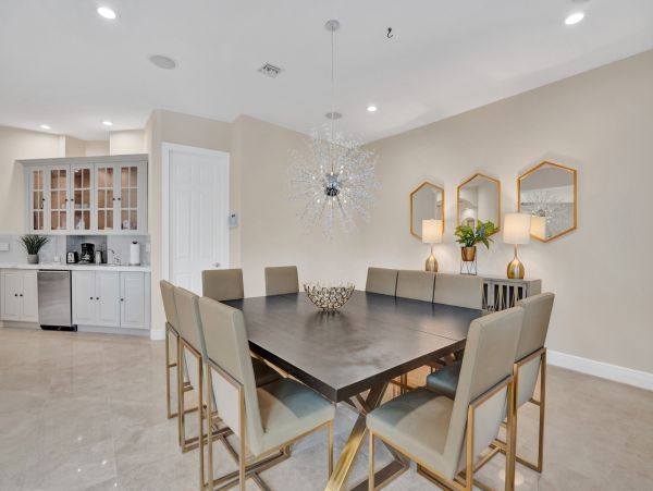 Hollywood Home 978815