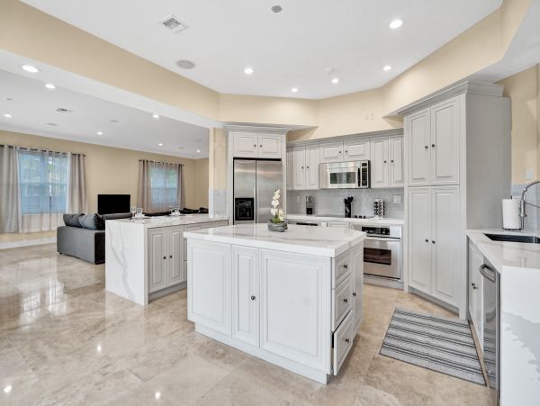 Hollywood Home 978815