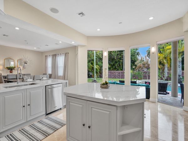 Hollywood Home 978815