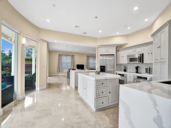 Hollywood Home 978815