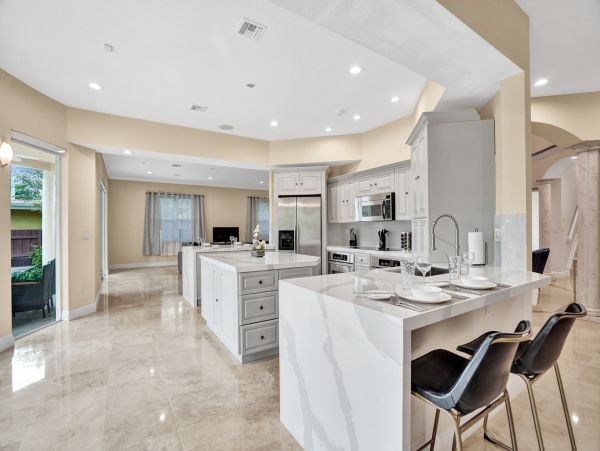 Hollywood Home 978815