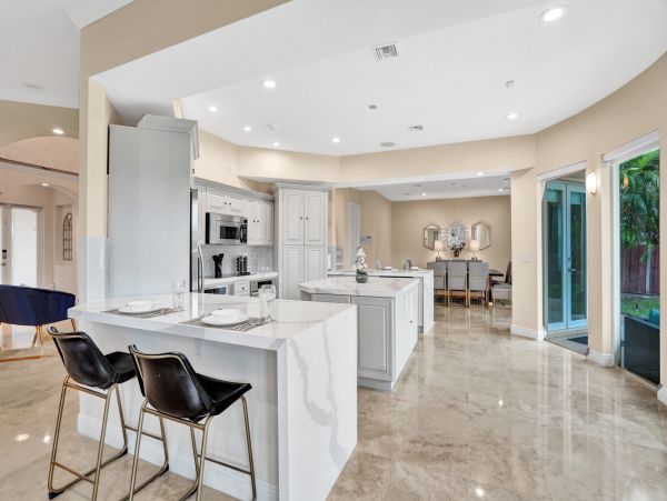 Hollywood Home 978815