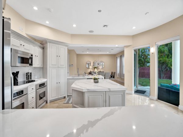 Hollywood Home 978815