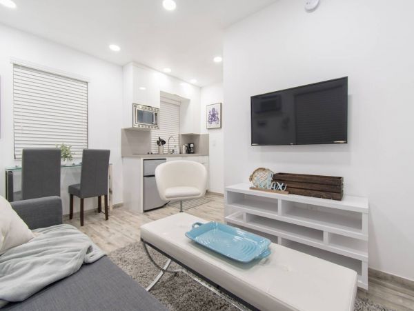 Hollywood Condo 978816