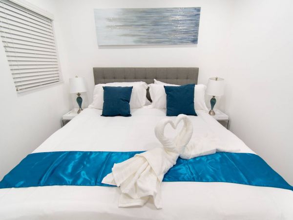 Hollywood Condo 978816