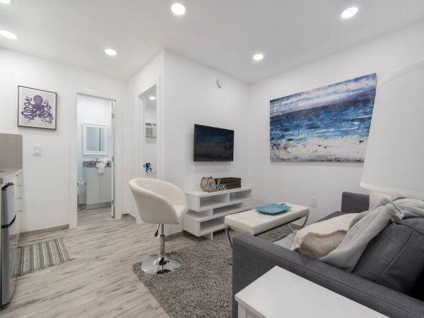 Hollywood Condo 978816