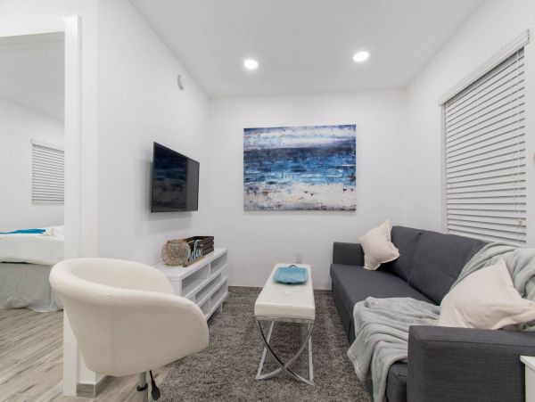 Hollywood Condo 978816