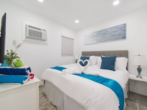 Hollywood Condo 978816