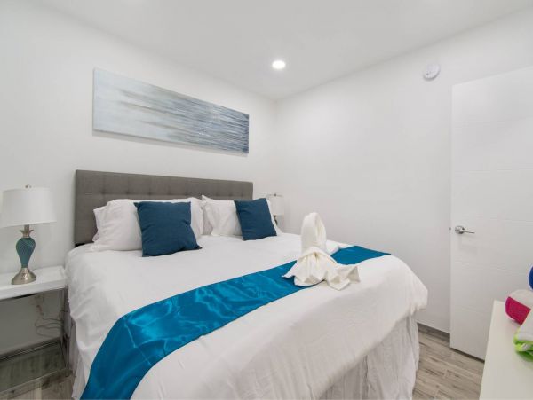 Hollywood Condo 978816
