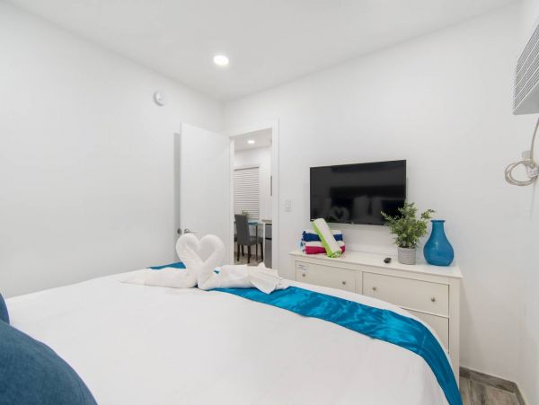 Hollywood Condo 978816
