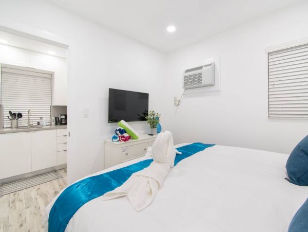 Hollywood Condo 978816