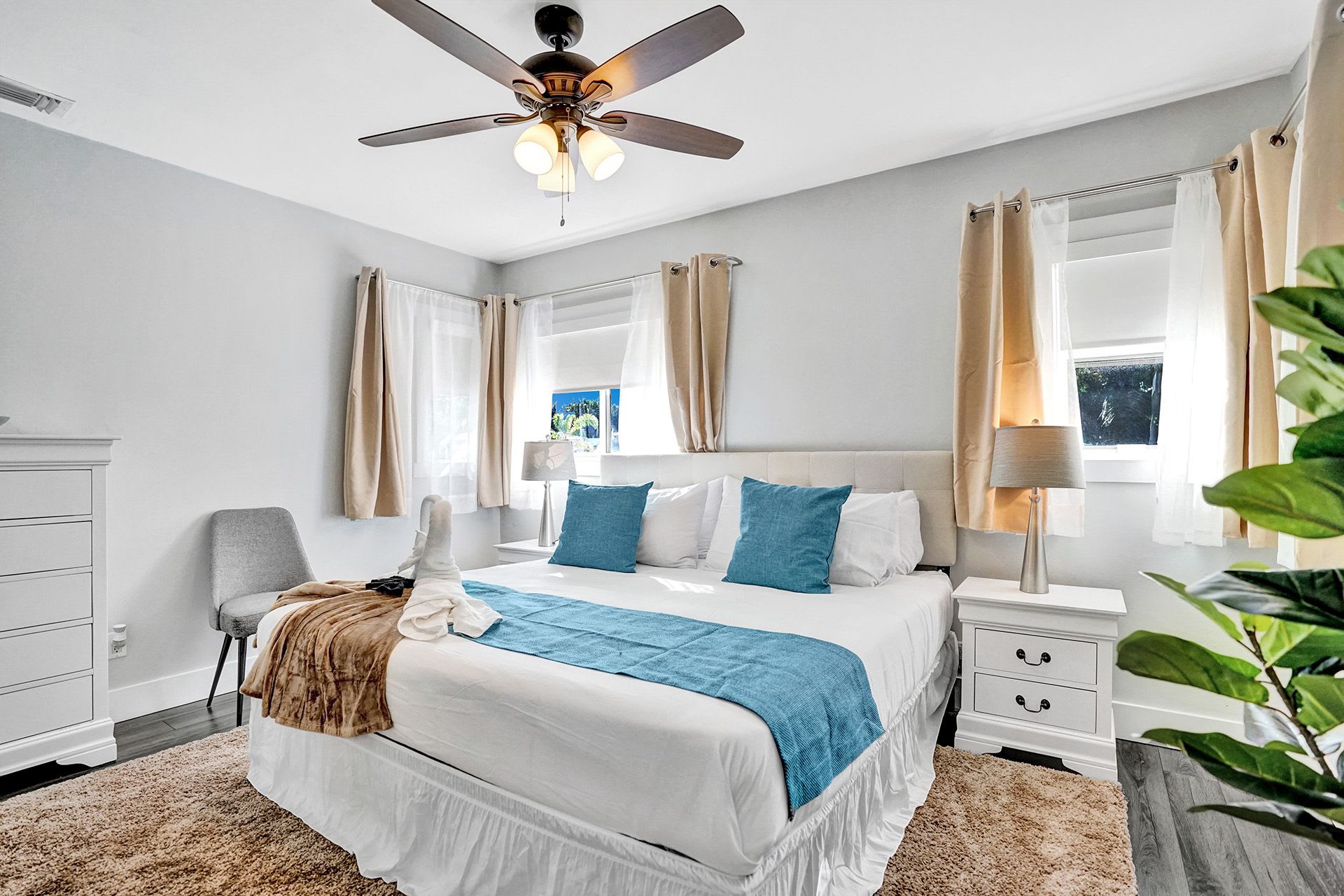 Luxury 5 Bedroom Pool Home in Hollywood FL Walk To Beach
