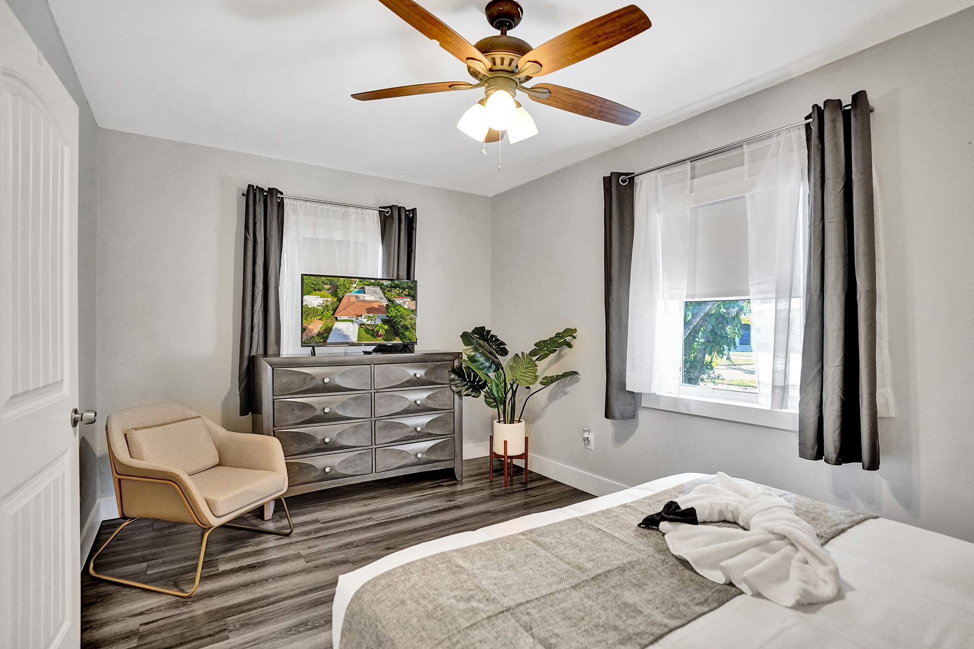 Luxury 5 Bedroom Pool Home in Hollywood FL Walk To Beach