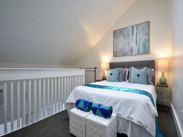 Hollywood Condo 978818