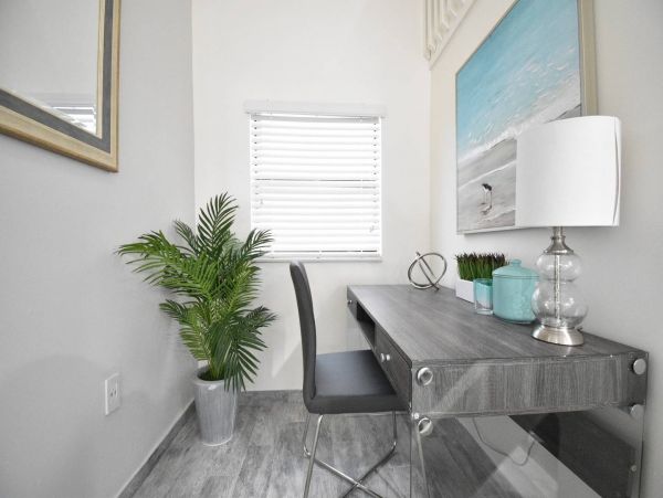 Hollywood Condo 978818