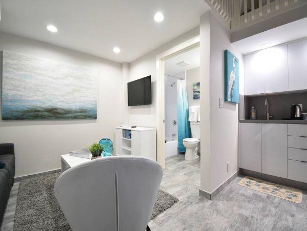 Hollywood Condo 978818