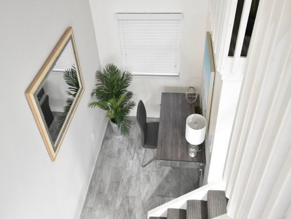 Hollywood Condo 978818
