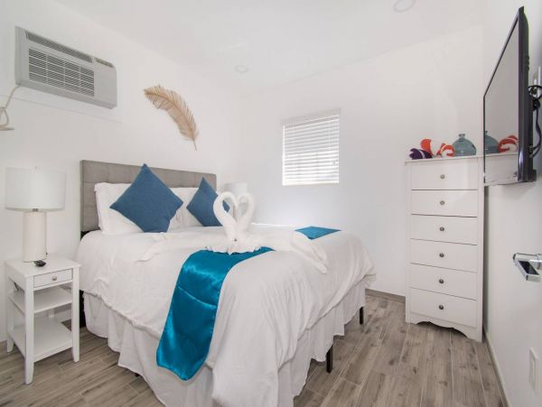 Hollywood Condo 978819
