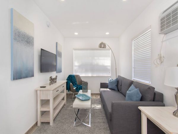 Hollywood Condo 978819