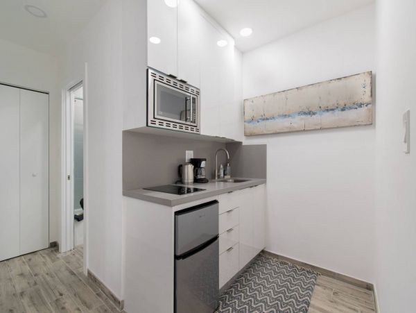 Hollywood Condo 978819