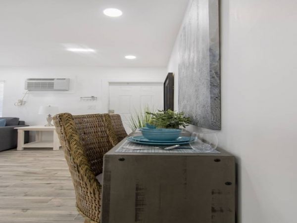 Hollywood Condo 978819