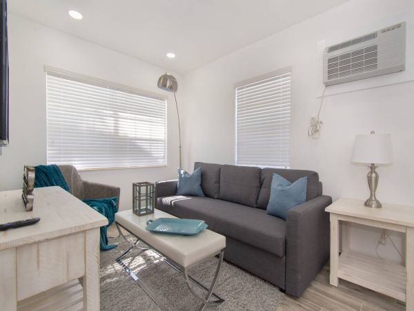 Hollywood Condo 978819
