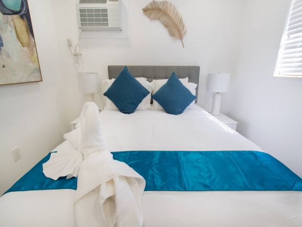 Hollywood Condo 978819