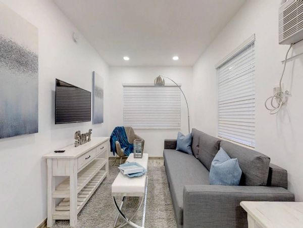 Hollywood Condo 978819