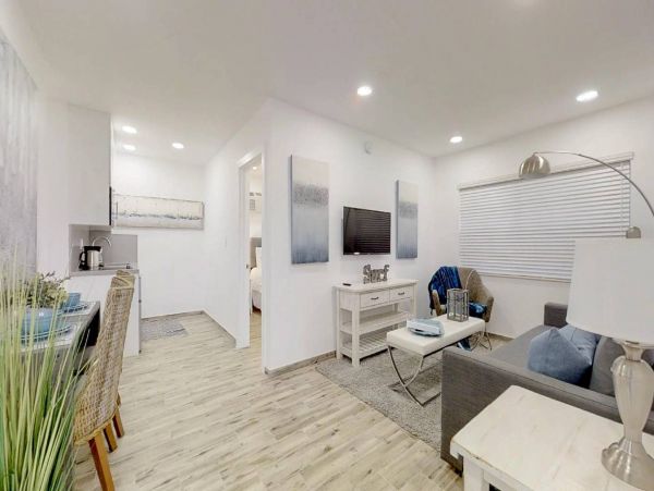 Hollywood Condo 978819