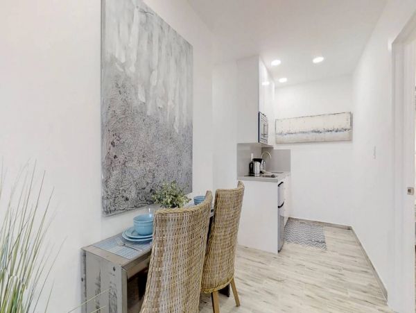 Hollywood Condo 978819