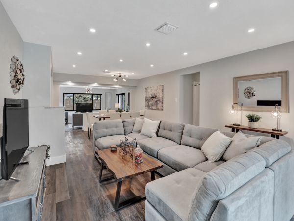 Hollywood Home 978820
