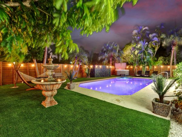 Hollywood Home 978820