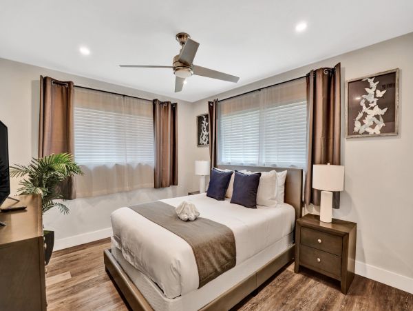 Hollywood Home 978820