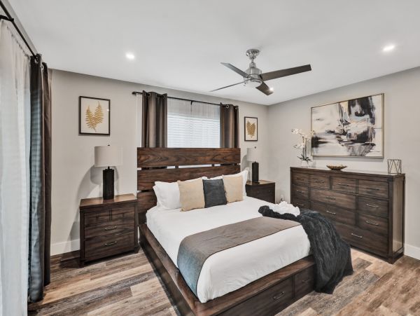 Hollywood Home 978820