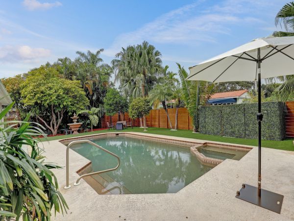 Hollywood Home 978820
