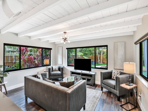 Hollywood Home 978820