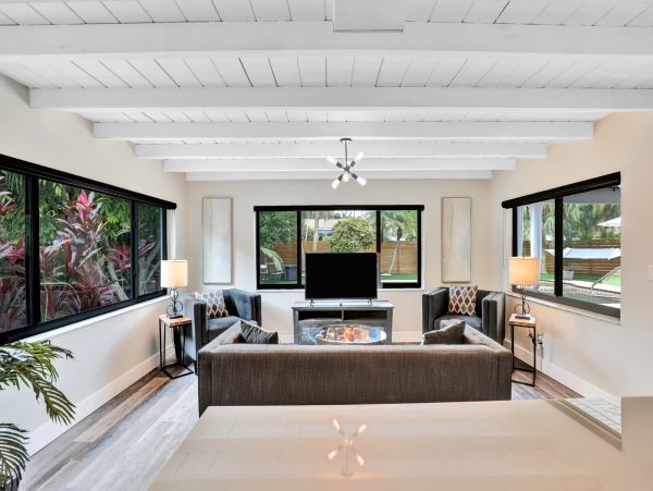 Hollywood Home 978820
