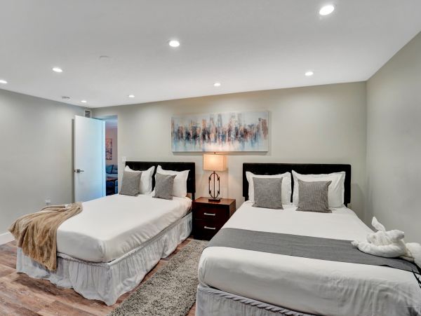 Hollywood Home 978820