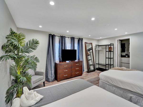 Hollywood Home 978820