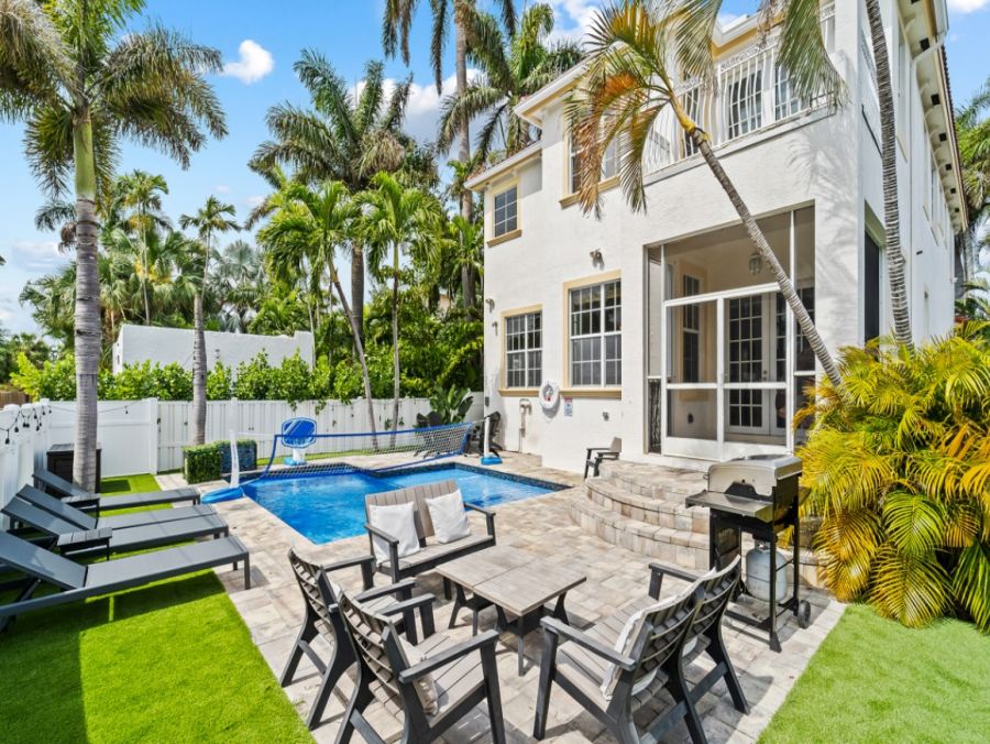 Hollywood Luxury Four Bedroom Vacation Home