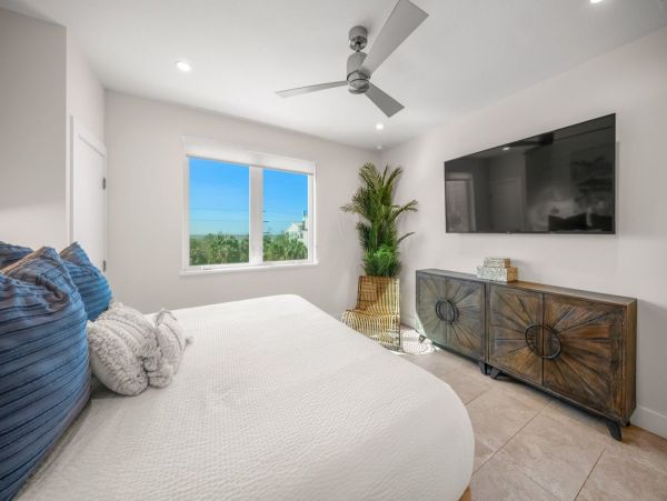 Siesta Key Vacation Home with Pool Short Walk To Beach